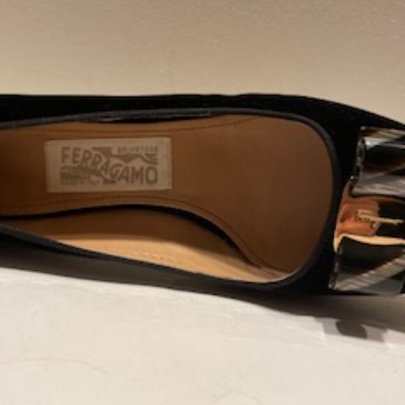 Salvatore Ferragamo Vara Bow Pumps Luxurious Black Velvet Upper 8.5B - Picture 6 of 12